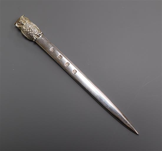 A modern parcel gilt silver owl paperknife, J.B. Chatterly & Sons Ltd, Birmingham, 1980, 18.2cm.